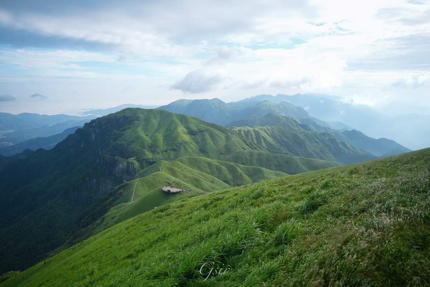 阳光下连绵的绿色山脊